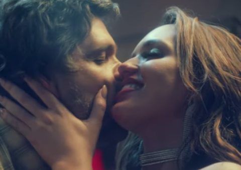 Após rumores de namoro, Léo Chaves e Rafa Kalimann trocam beijos e carícias em clipe 