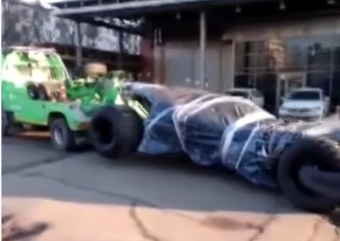 Batmóvel avaliado em quase R$ 4 milhões é rebocado pela polícia e dono será investigado