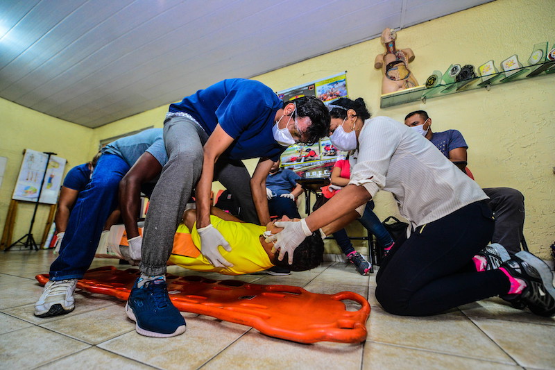 Bombeiros preparam brigadistas para combater incêndios em Manaus