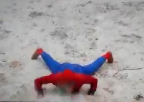 Homens-Aranha invadem jornal ao vivo e roubam a cena: 'que doideira é essa?'