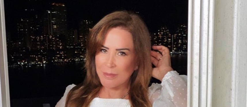 Aos 54, Zilu Camargo ostenta cinturinha de pilão a bordo de biquíni