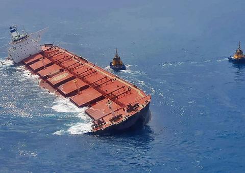 Navio encalhado tem cerca de 4 mil toneladas de óleo, diz Ibama