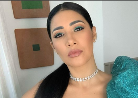 Com vestido justo e dourado, Simaria chama atenção dos fãs ao ostentar pernões 