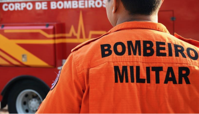 Ônibus pega fogo e fica totalmente destruído em avenida de Manaus