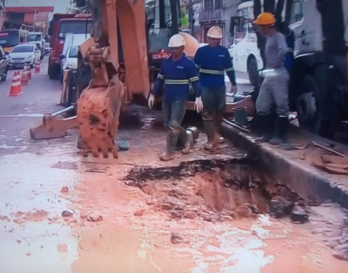 Tubulação rompe e bloqueia parte de avenida em Manaus