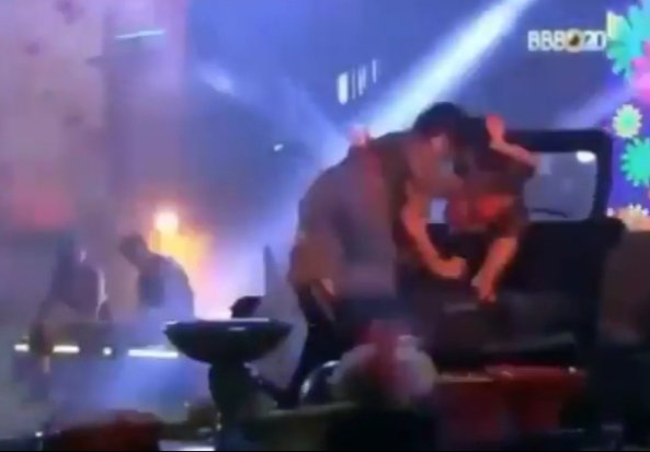 BBB20: Internautas apontam Pyong passando a mão nas partes íntimas de Bianca; Veja vídeo 