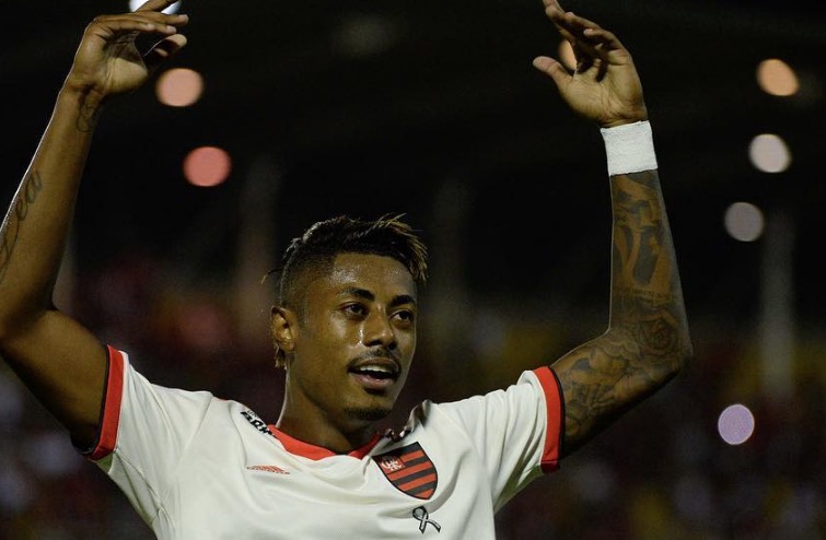 Bruno Henrique do Flamengo é parado em blitz e apresenta CNH que não está no sistema