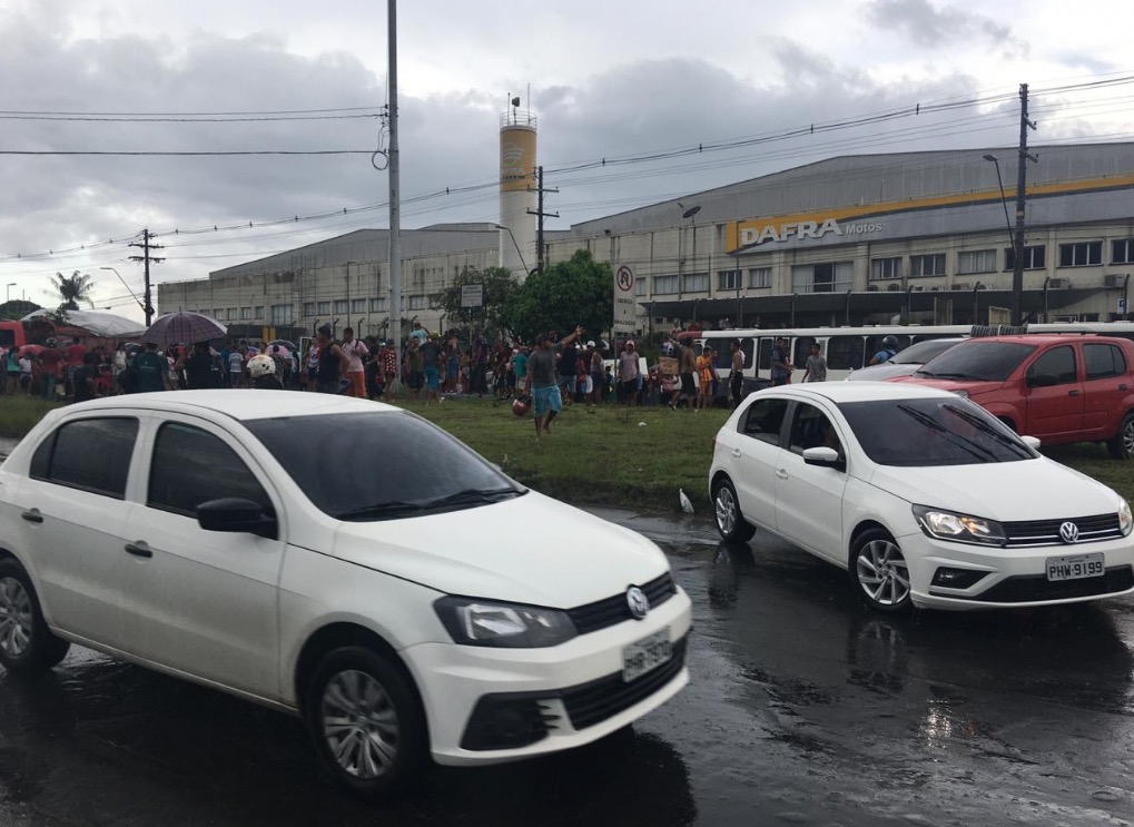 Trânsito fica caótico na Torquato Tapajós com manifestação de moradores do Monte Horebe