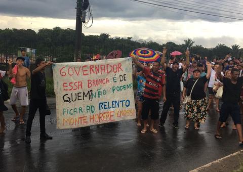 Com gritos e cartazes, moradores do Monte Horebe fazem apelo ao governador 