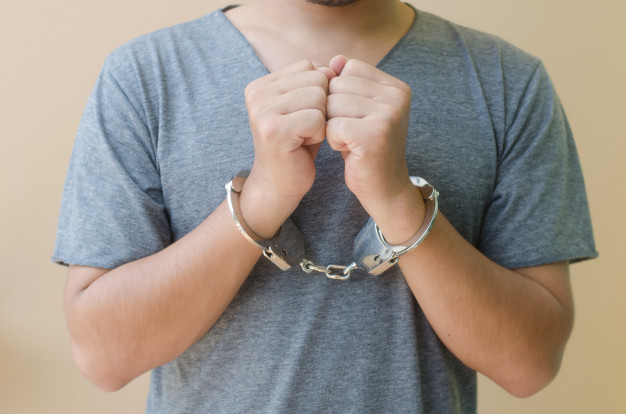 Com drogas e mais de R$ 11 mil, homem é preso em área vermelha de Manaus