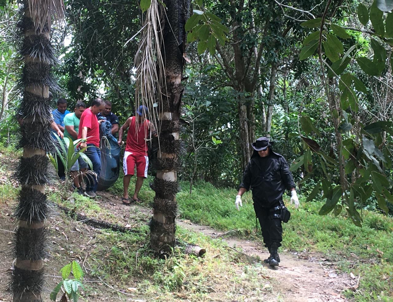 Família sai de casa para visitar idoso e o encontra morto a terçadadas em Manaus