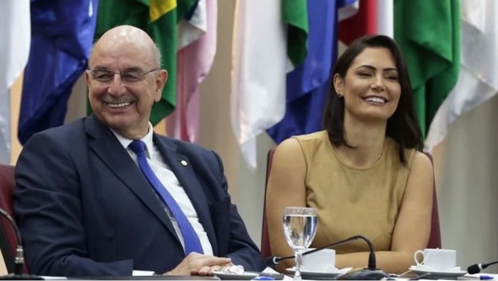 Colunista insinua que Michelle Bolsonaro está vivendo caso com Osmar Terra e web reage