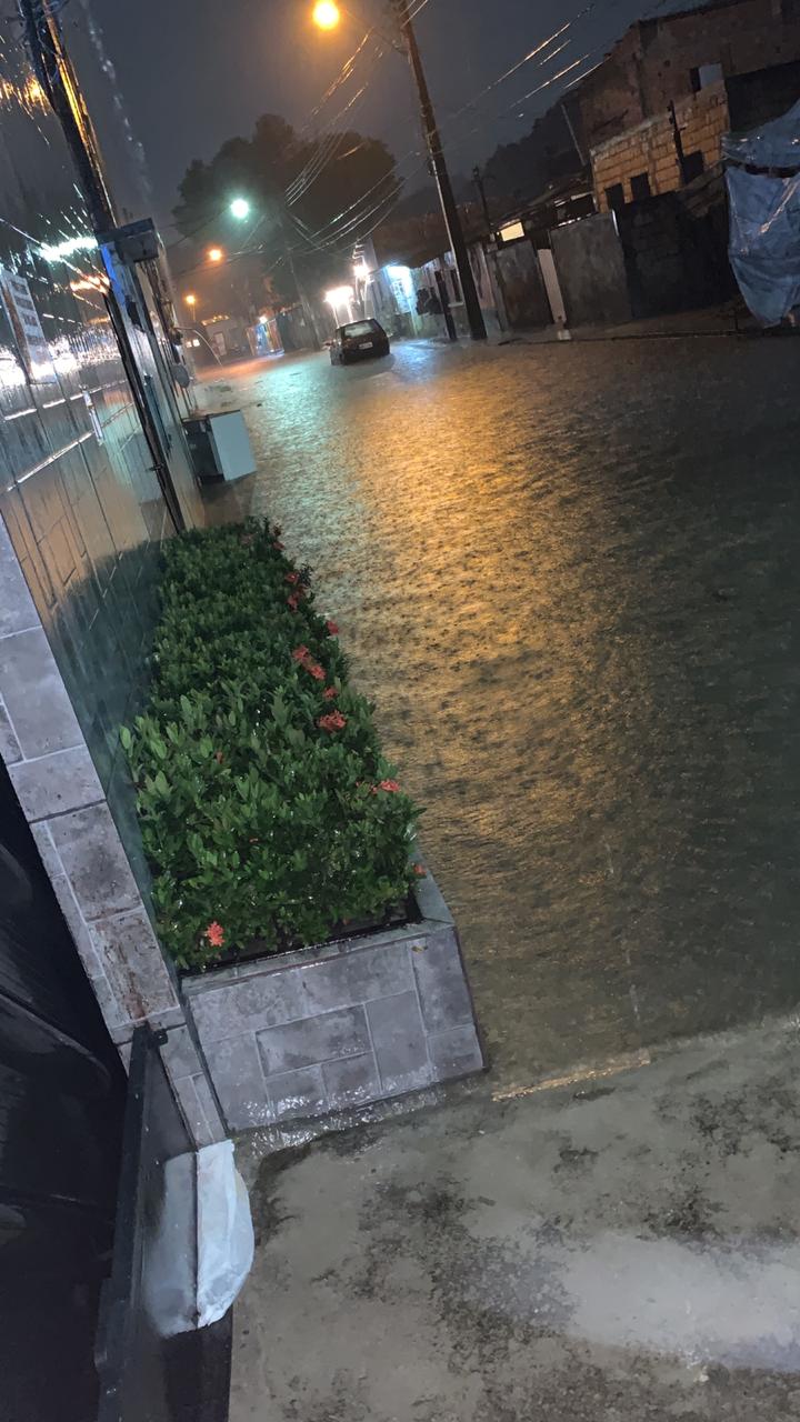 Forte chuva causa alagamento em ruas de Manaus; Veja vídeo