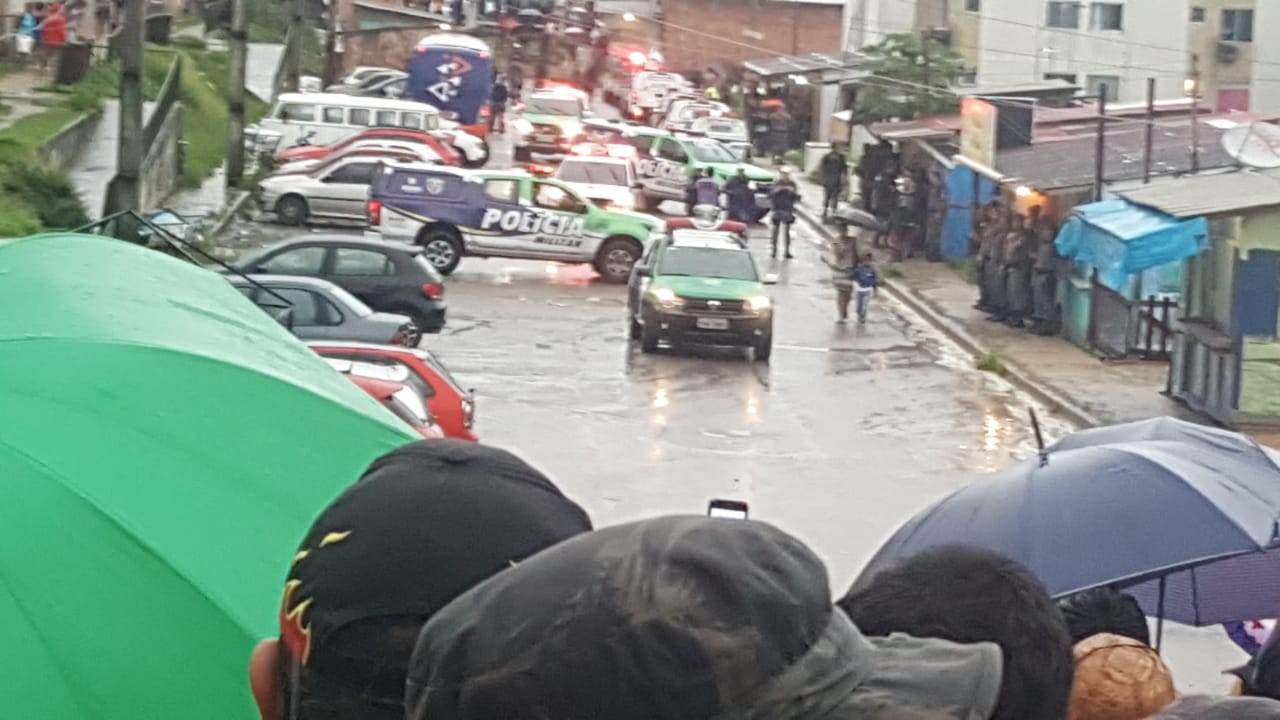 Moradores do Monte Horebe se preparam para enfrentar polícia na invasão 