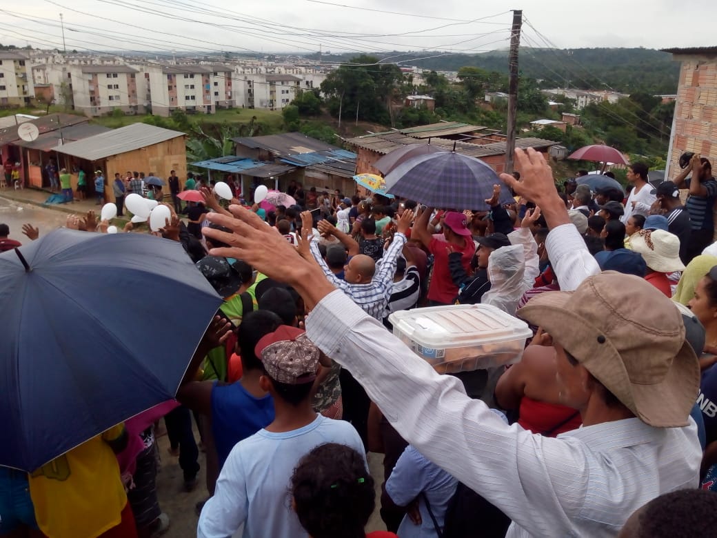 Famílias enfrentam chuva e mantêm barreira humana na entrada do Monte Horebe