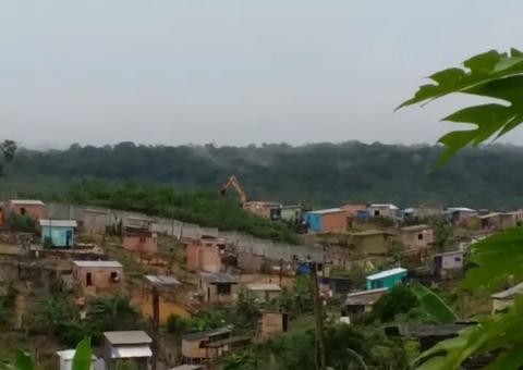 Moradores imploram para policiais abaixarem armas no Monte Horebe