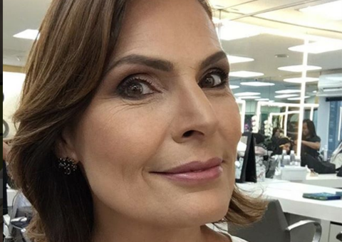 Longe da folia, sexóloga do 'Altas Horas', Laura Muller se aventura de moto com namorado 