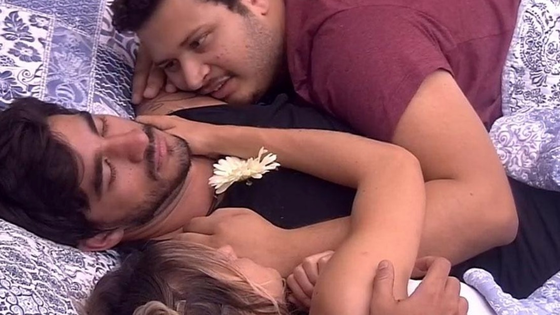BBB20: Na cama com Guilherme e Gabi, Victor Hugo acaricia brother e irrita internautas 