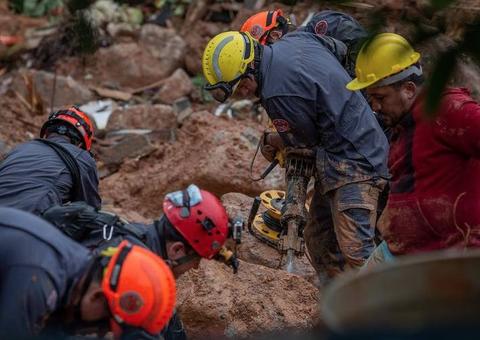Bombeiro morre e outro está desaparecido após soterramento no Guarujá