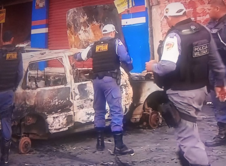 Em Manaus, populares incendeiam carro e montam barricadas na entrada do Viver Melhor 