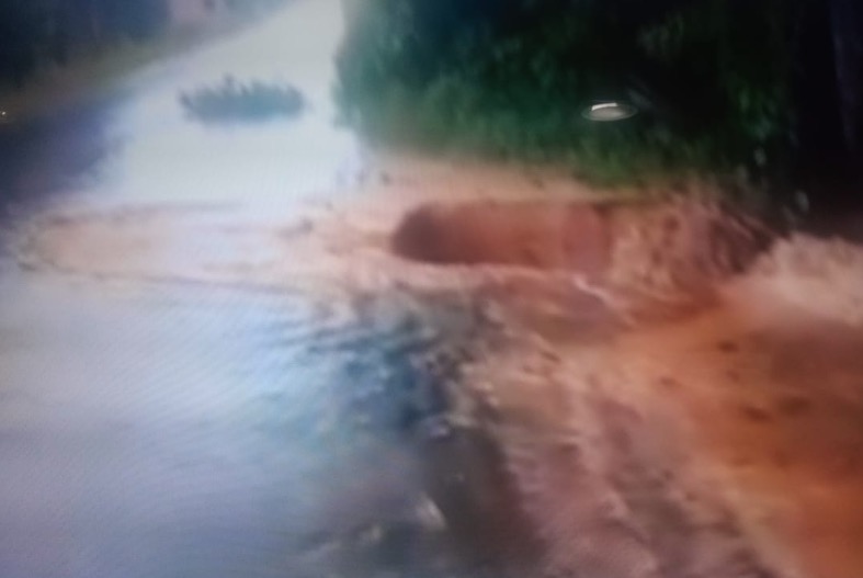 No Amazonas, cratera interdita trecho da AM-010 que corre risco de ceder 