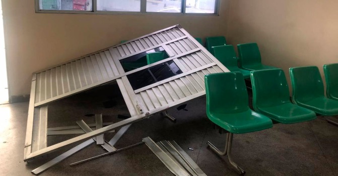 Sob efeito de drogas, mulher é presa após destruir porta de SPA em Manaus 