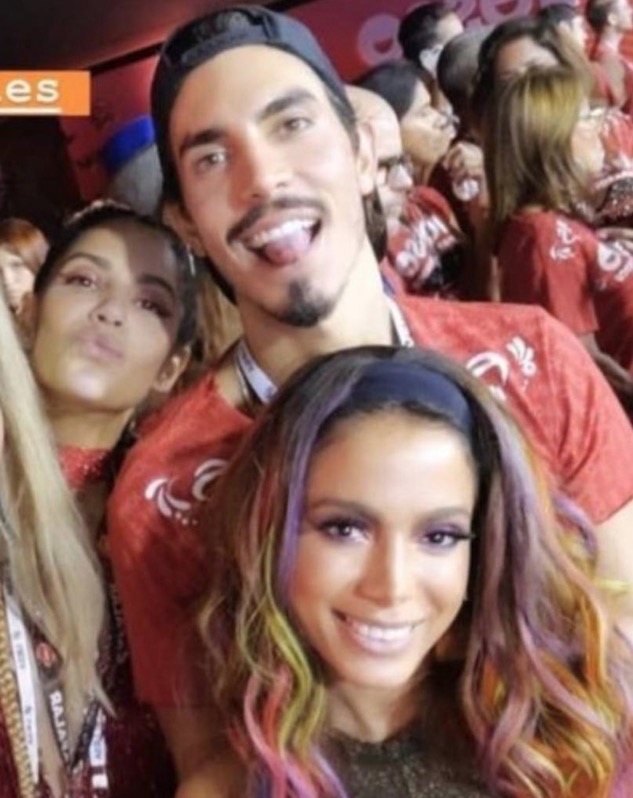 Em festinha com novo namorado, Anitta sensualiza ao lado de bailarina com quem vive 'rolo'