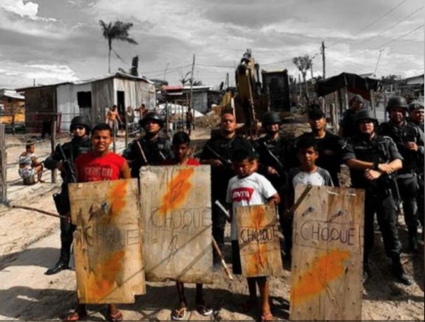 Foto de crianças no Monte Horebe com 'escudo' da PM viraliza na internet 