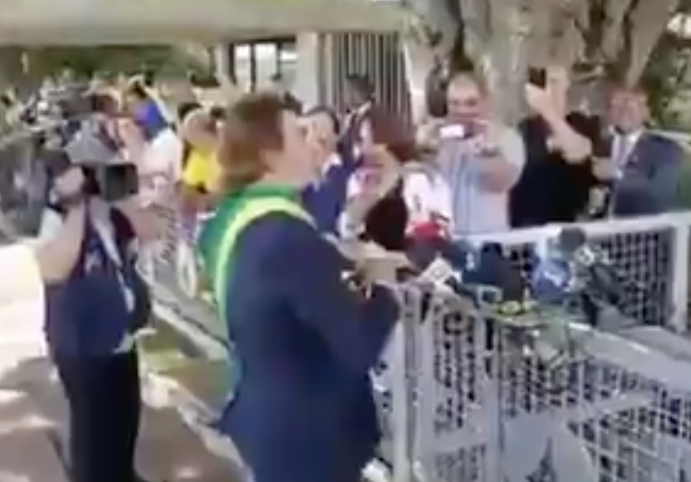 Convidado por Bolsonaro, Carioca distribui bananas a jornalistas em coletiva sobre PIB fraco