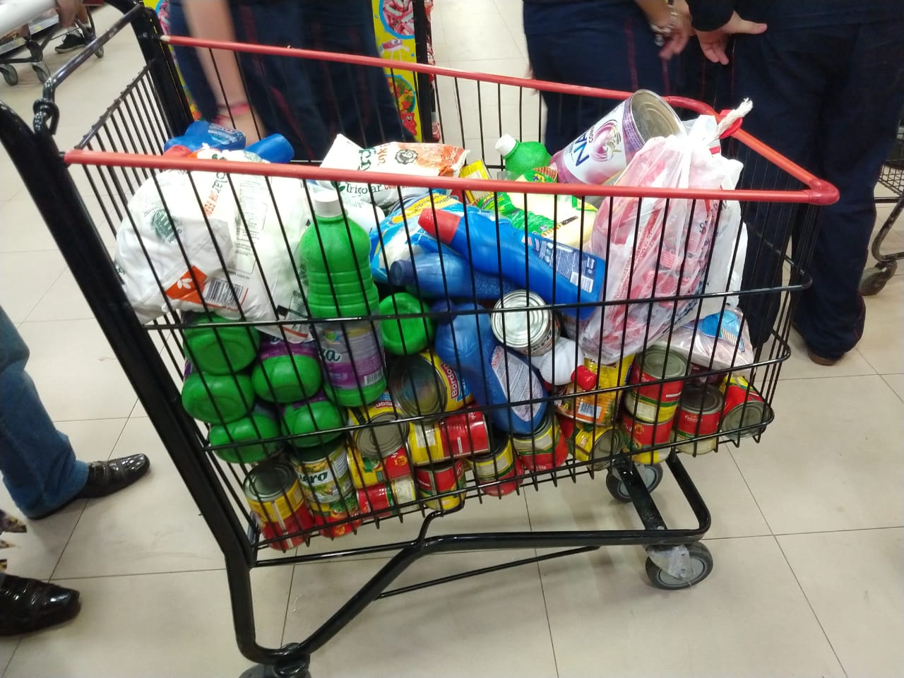 Procon autua comércio com 40 kg de alimentos vencidos em Manaus