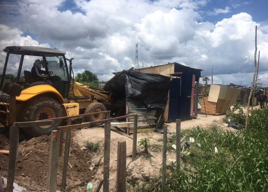 Invasores armam quase 100 barracos em área de preservação em Manaus