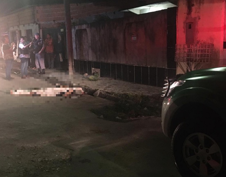 População se revolta e mata homem a pedradas em Manaus