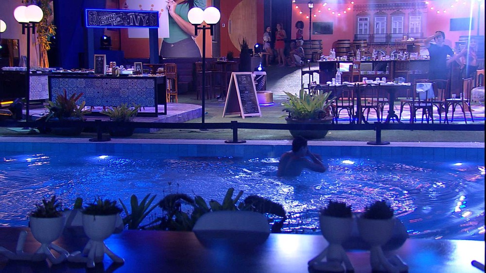 BBB20: Daniel perde estalecas durante festa e Prior se vinga 