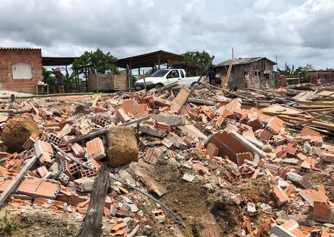 Em minutos, casas viram ruínas no 4º dia de demolições no Monte Horebe em Manaus