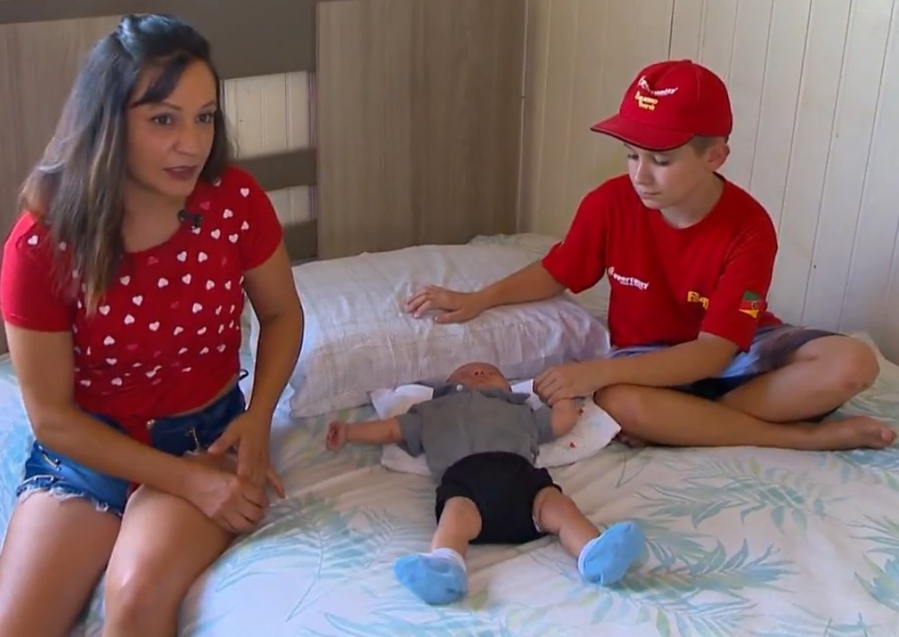 Menino de 10 anos salva irmão recém-nascido engasgado com leite