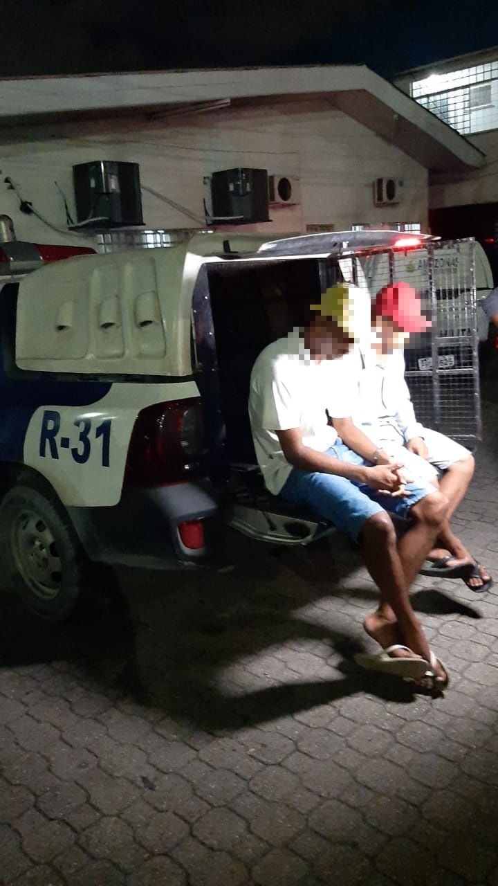 Suspeitos armados são presos passeando com moto roubada em Manaus