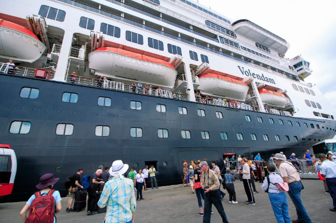 Navio de cruzeiro com mais de 2 mil turistas chega a Manaus neste domingo 
