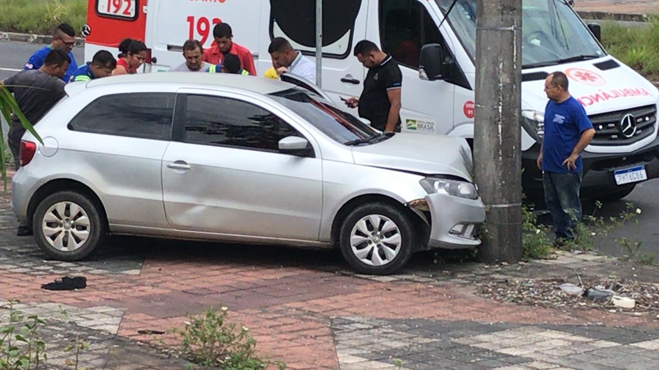Acidente violento: Carro atinge poste e deixa motorista ferido em Manaus