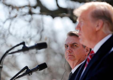 Bolsonaro assina decreto para Brasil aderir a programa de entrada rápida nos EUA