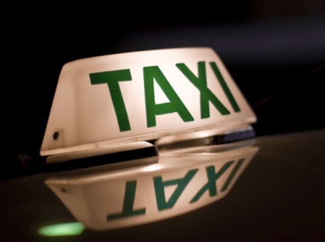 Taxista é encontrado morto com dois tiros dentro de carro em posto de gasolina