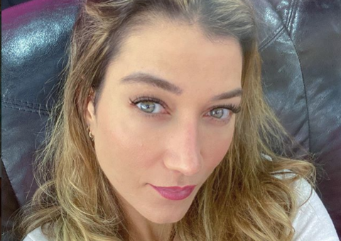 Gabi Pugliesi exagera na bebida e  sobe escada de hotel 'de quatro'