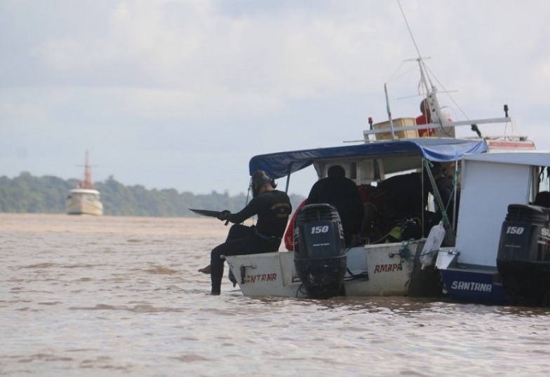 Mergulhadores do Corpo de Bombeiros do AM participam das buscas de corpos em naufrágio no Amapá