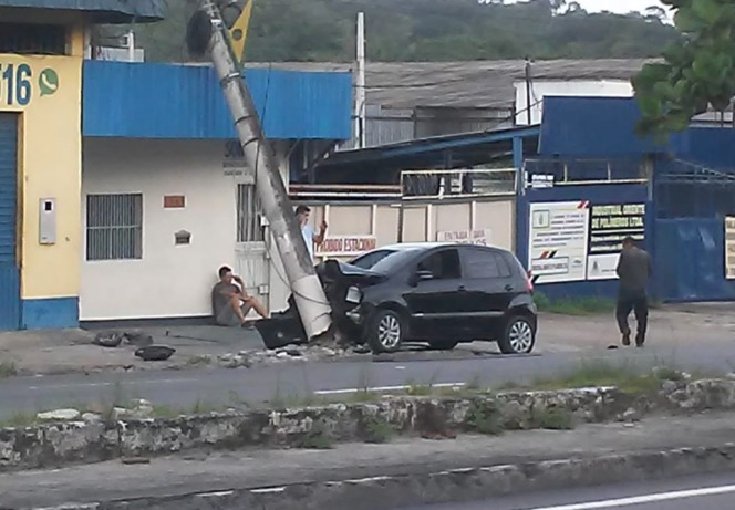 Em Manaus, carro invade calçada e arranca poste na frente de empresa