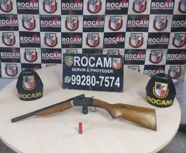 'Desfilando' com espingarda em rua, homem é flagrado e preso em Manaus
