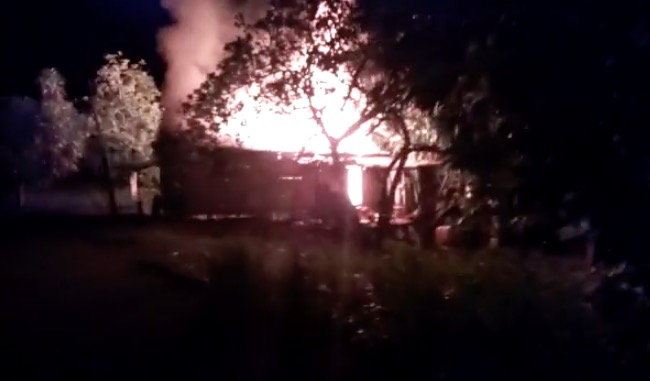 Homem tem casa incendiada após assassinar 'amigo' no Amazonas