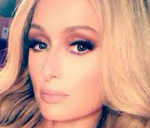 Fantasiada de coelhinha, Paris Hilton faz supresa e sai de bolo gigante 