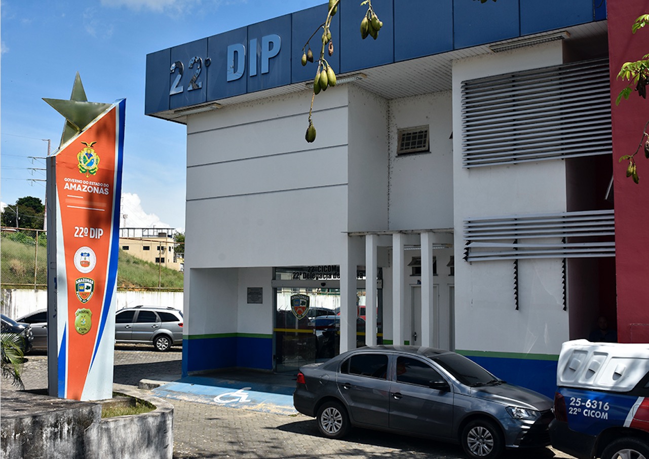 Mulher condenada que ajudou comparsa a roubar mototaxista é presa em Manaus 