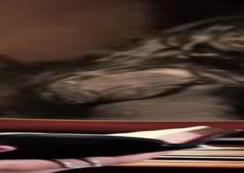 Grupo gospel lança clipe com drag lendo Bíblia; assista o videoclipe