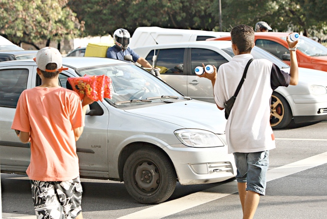 Menino é arrastado e estuprado dentro de carro enquanto vendia balas no 'sinal' em Manaus