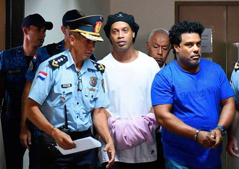 Advogados de Ronaldinho apontam que brasileiro é tratado com discriminação